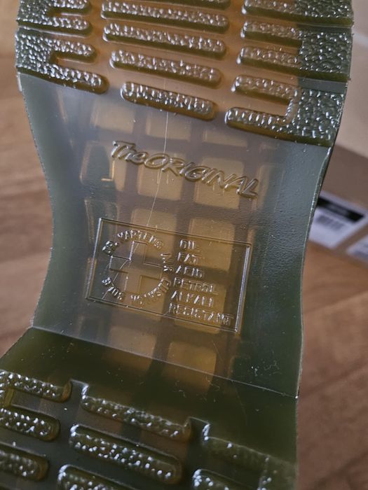 Dr. Martens 1460 damskie glany w rozmiarze 41 nowe