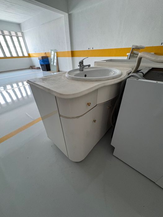 Móveis de chão de casa de banho, com lavatório, torneira e espelho