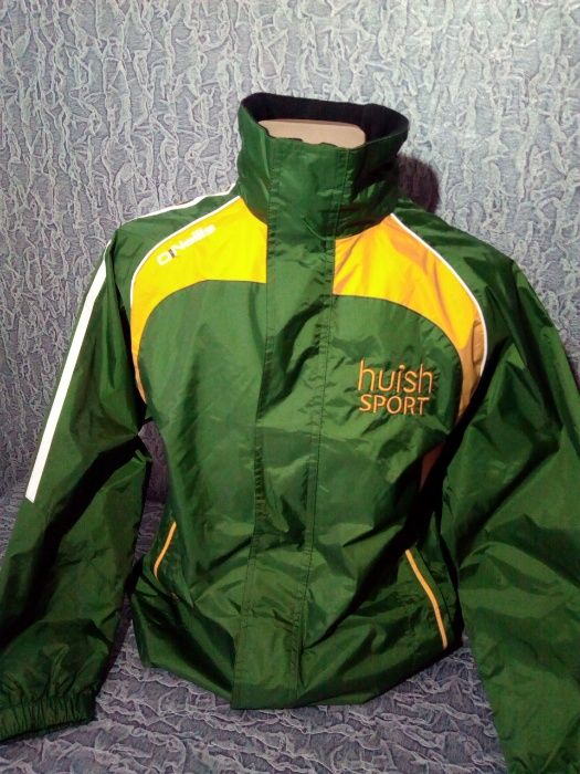 Качественная фирменная ветровка, 13 лет.