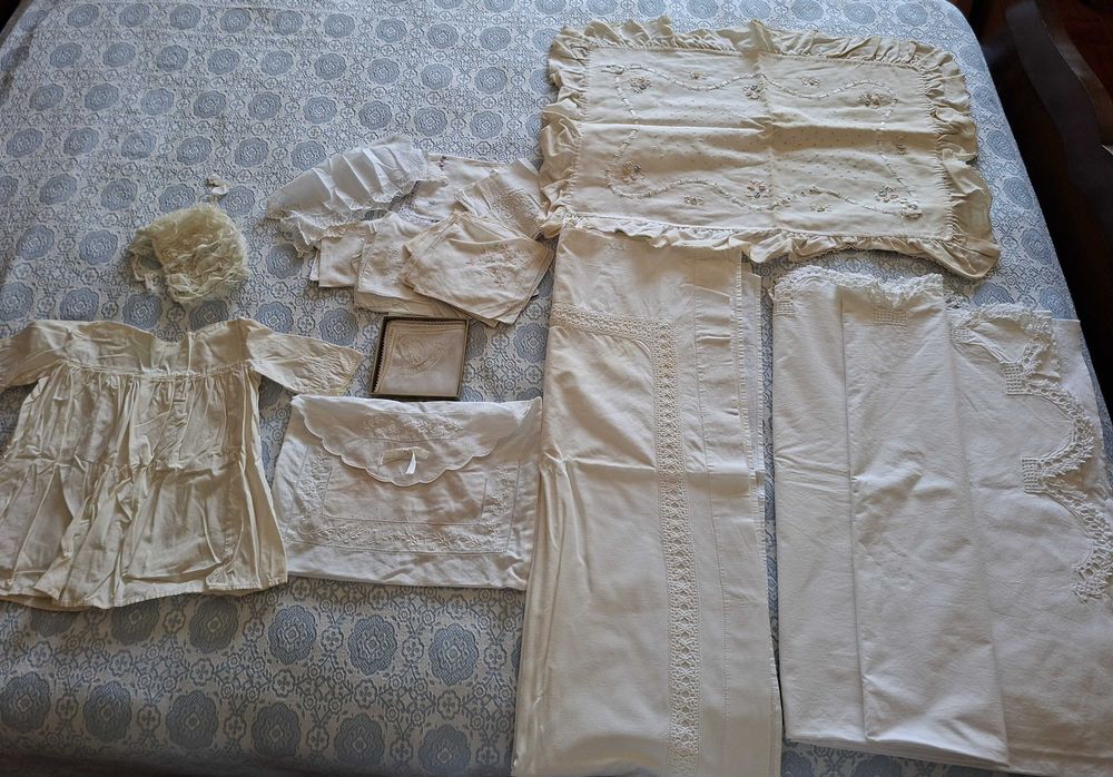 Bordados à mão - Traje de batizado de bébé, fronhas e lençois, lenços