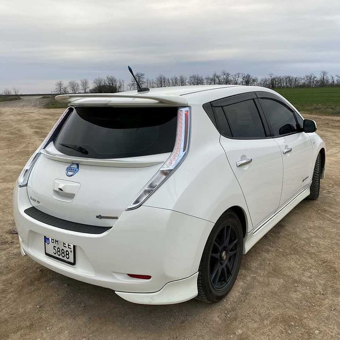 Тюнінг Nissan Leaf Nismo спойлер пороги клики накладки