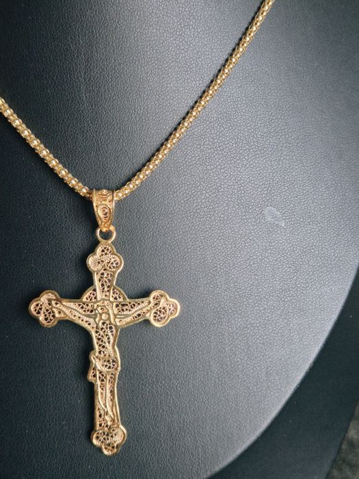 Fio e  cruz em prata Dourada