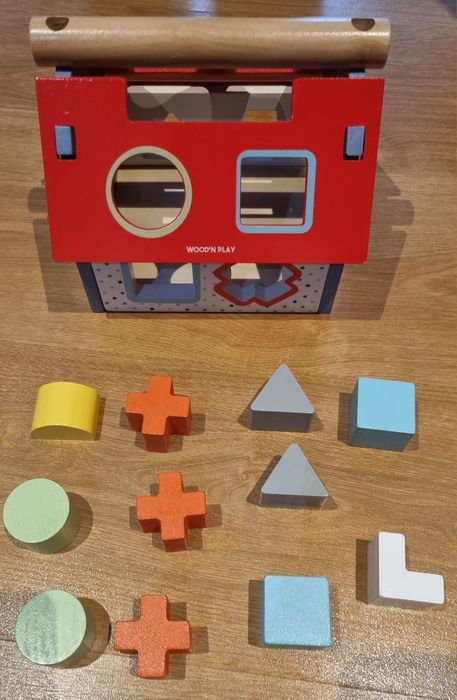 Casa de madeira, com blocos de  encaixe.