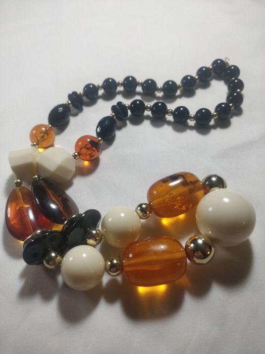 Ожерелье из янтаря и бусин разного цвета длиной 24 дюйма.