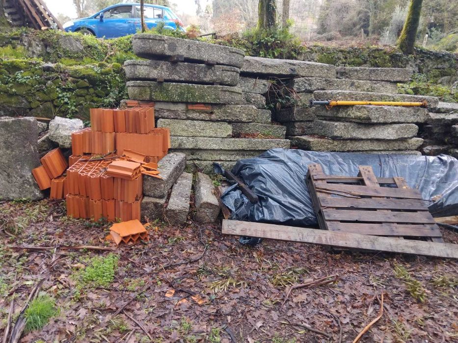 Venda de 3 Mesas de Canastro com 12 Pilares + Pedras variadas