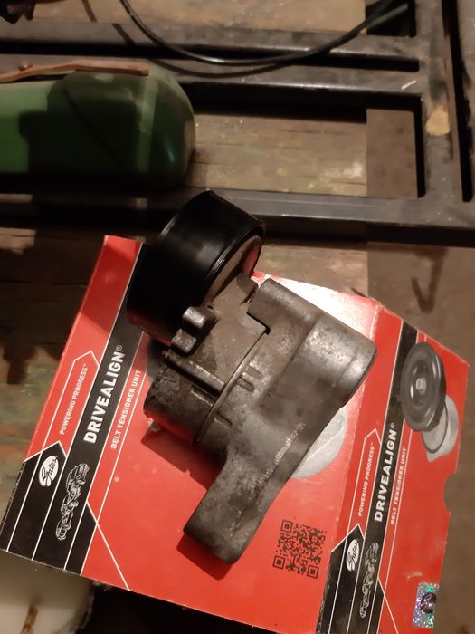 Натяжитель приводного ремня на Лансер X.