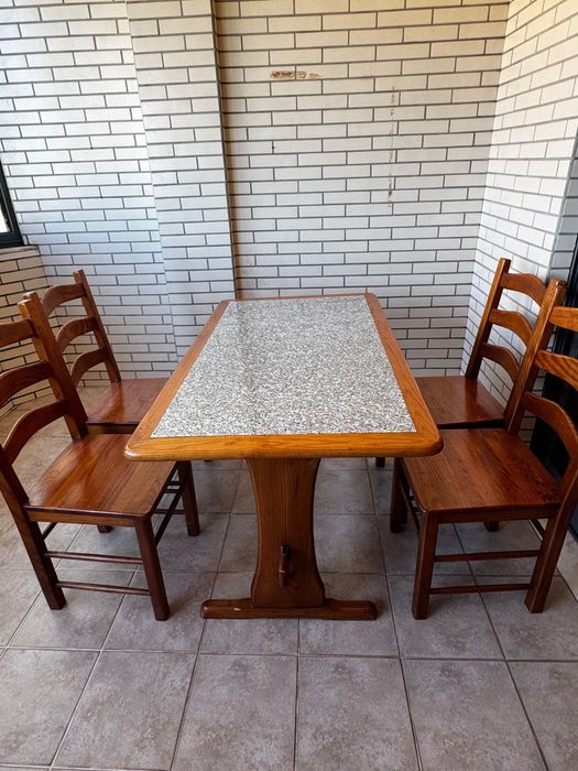 Mesa e 4 cadeiras