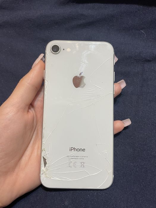 Iphone 8 potluczony sprawny