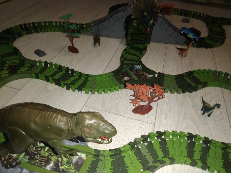 Tor samochodowy Dino mundi 3w1 tyranozaur, triceratops i pterozaur