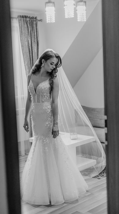 Przepiękna biała suknia ślubna o kroju rybki