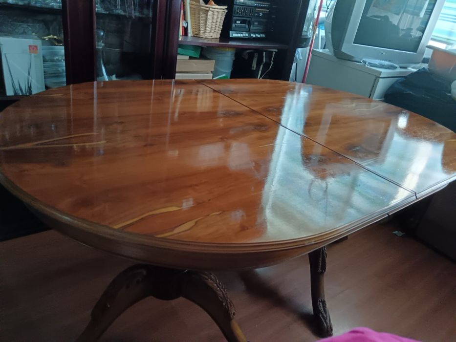 Mesa de madeira com 8 cadeiras