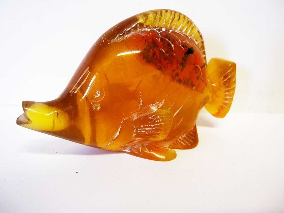 Pisa papel  vintage peixe em ambar esculpido com inclusões-145 gramas