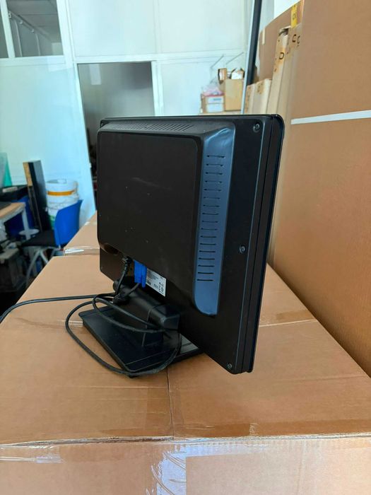 Monitor NU com cabos