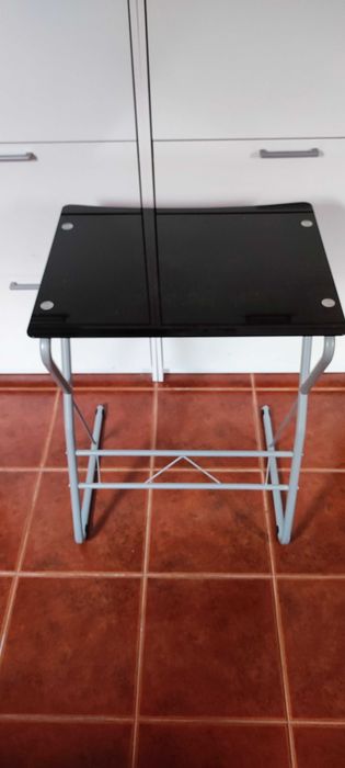 Secretária em metal com tampo de vidro