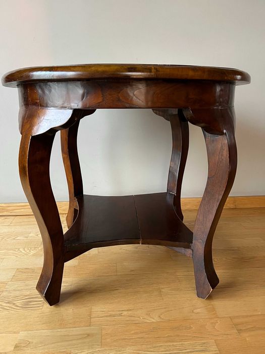 Stylowy stolik kawowy z litego drewna – klasyczna forma