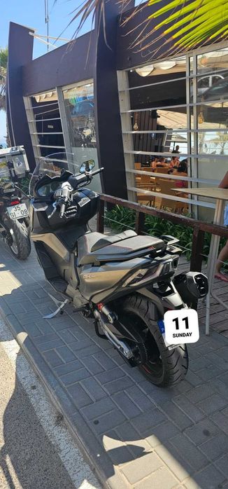 Kymco AK550 Premium com Top Case e Quad Lock