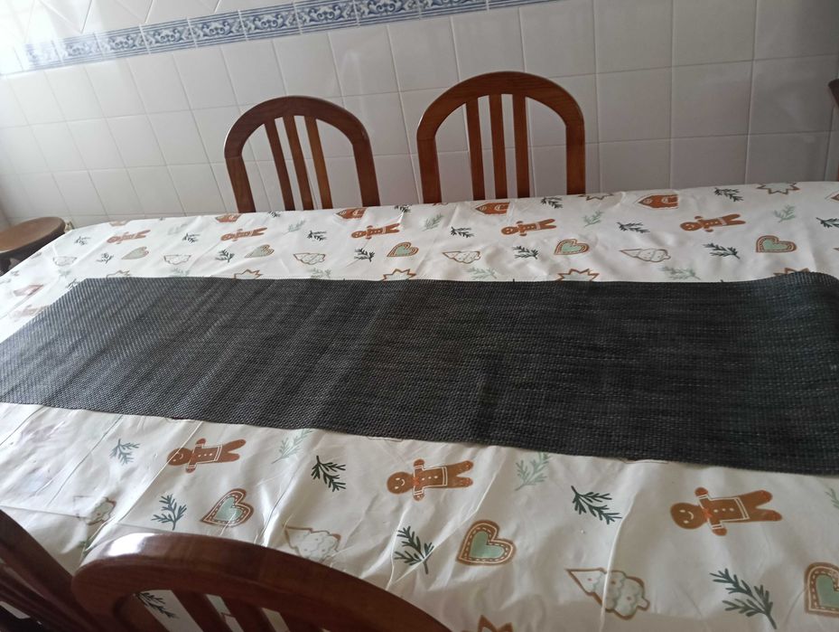 Caminho de mesa preto.