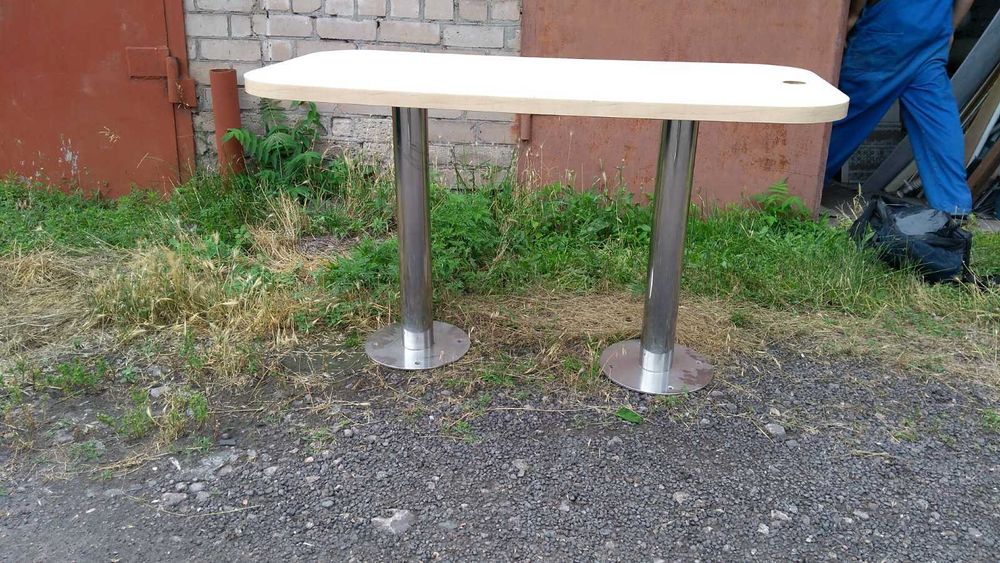 Продам стол для компьютера и для приёма пищи на 2 нержавеющих ножках