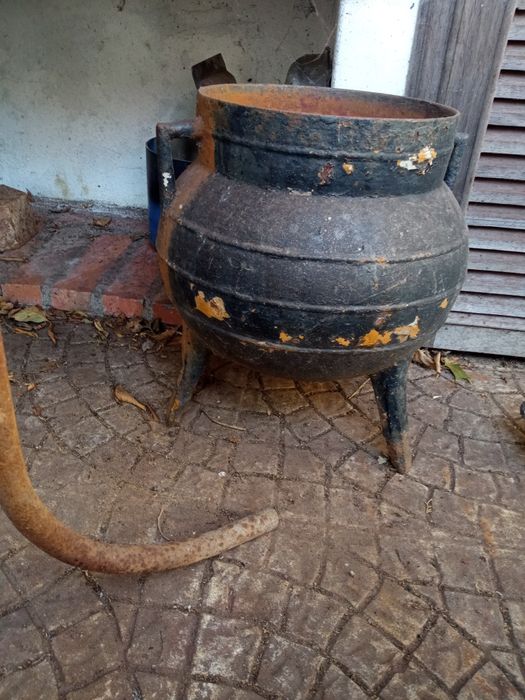 Duas forjas e um pote, panela de três pernas.