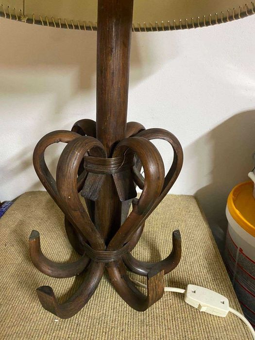 Lampa nocna rattanowa.