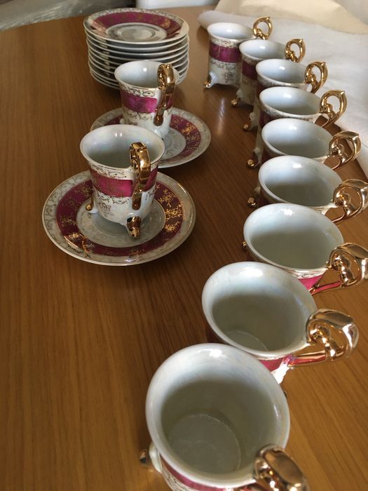 11 chavenas e pires de porcelana muito elegantes