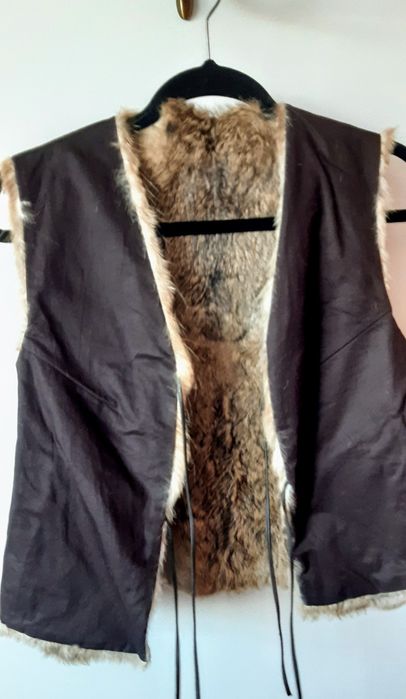 Colete em pele de coelho, forrado, com atilhos em cabedal.