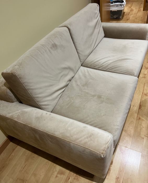 Sofá de 2 lugares beje