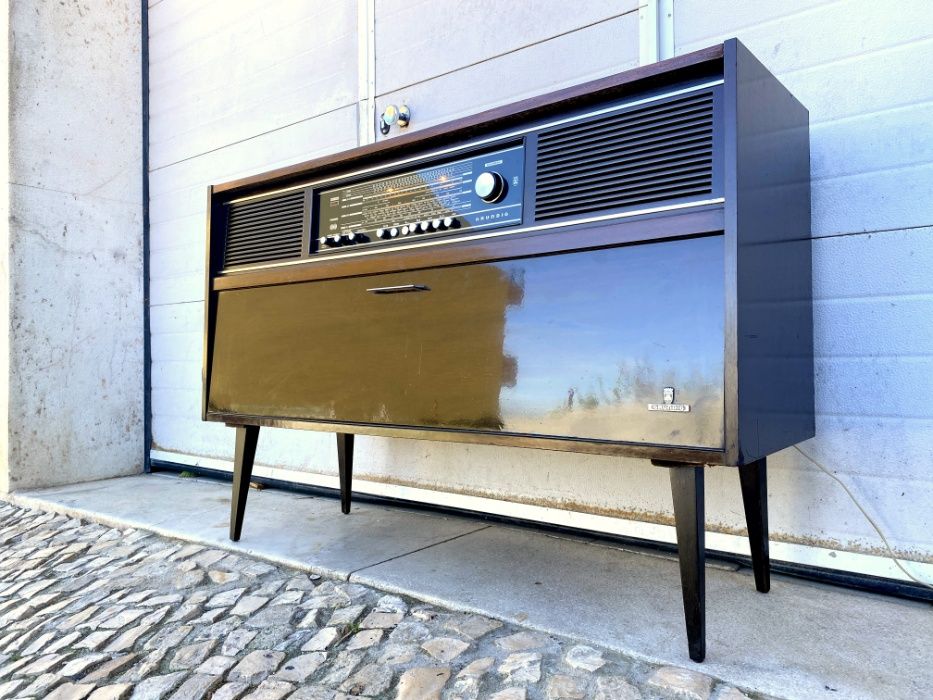Aparador rádio gira discos Grundig a funcionar 118comp x 36prof x 79al
