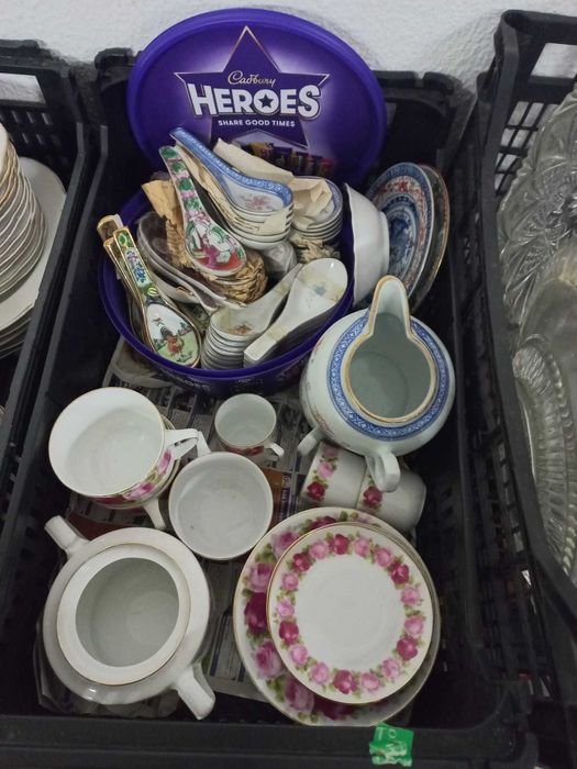 Loiças de serviço e pratos  decorativos de Coleção