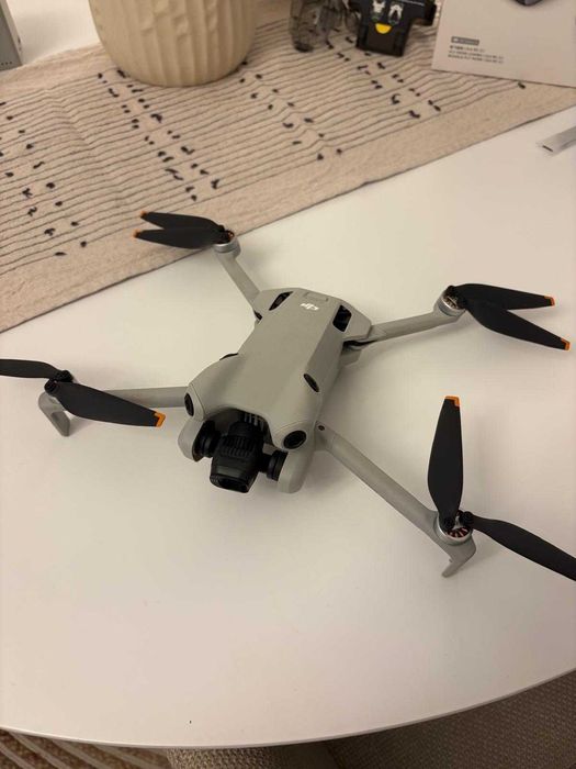 DJI Mini 4 Pro Fly More Combo com seguro