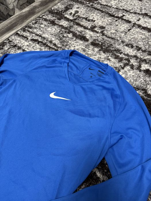 Спортивний жіночий лонгслів з розрізами для пальчиків від Nike, S/M