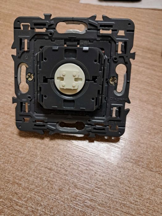 Legrand Celiane Przycisk Sterowania Do Rolet Srebrny 067602T