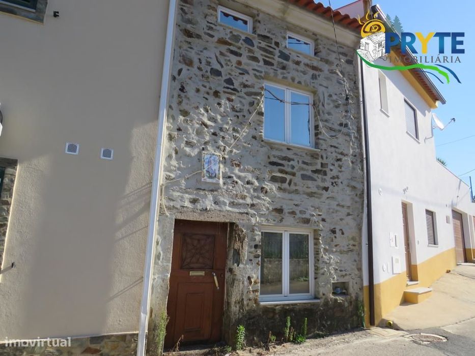 Imóvel em fase de recuperação situado na Sobreira Formosa