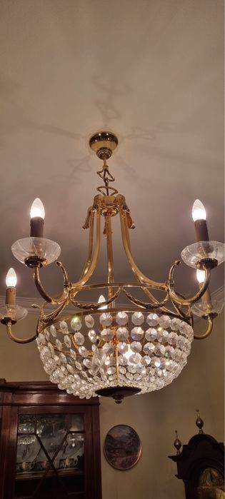 Lustres de cristal  cada um com 9 lampadas.