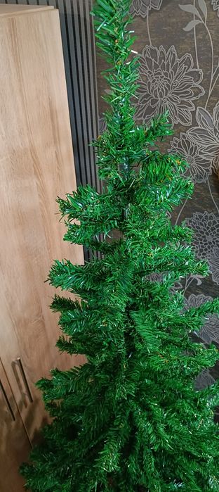 Ялинка нова 2.10м на підставці