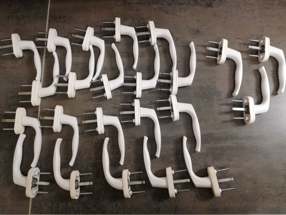 Klamka okienna - 22 sztuki - białe, używane