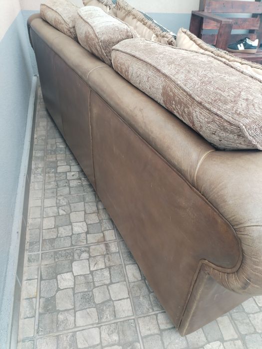 Sofá em cabedal rústico  (msg  watsapp no 965426921, pag/o ato entrega em dinheiro))