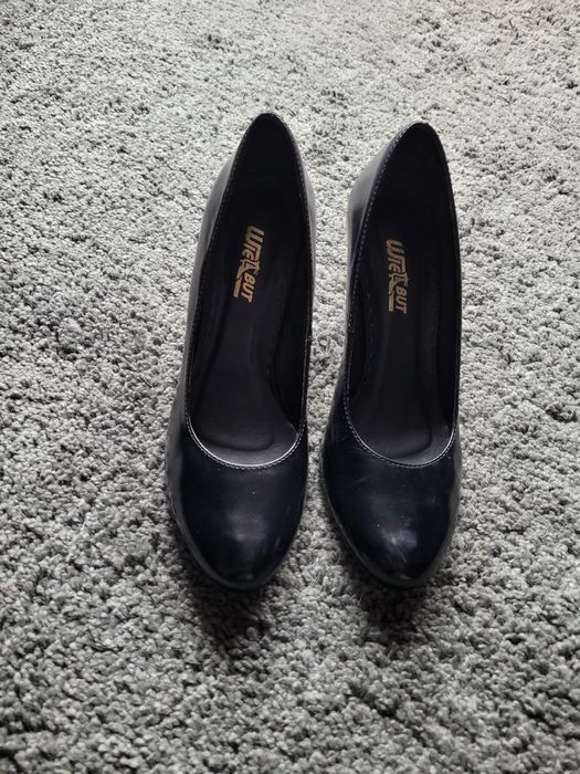 Buty szpilki lakierowane na obcasie