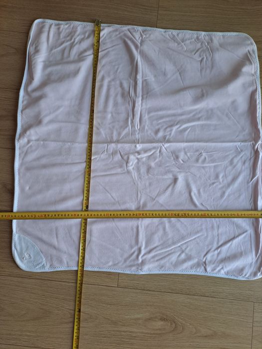 Manta de bebé cor de rosa e branca da marca laranjinha