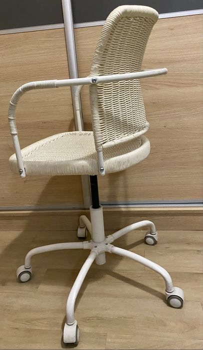 Fotel ratanowy obrotowy  kolkach bardzo masywny