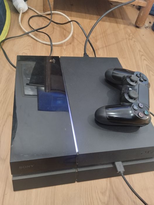 Vendo PS4 + Cabos + Controle