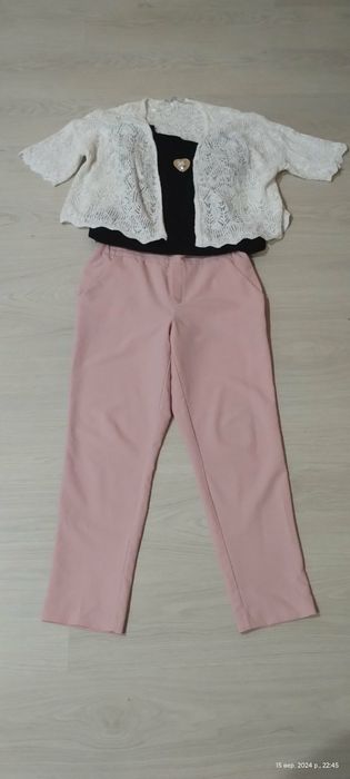 Штани пудрові, накидка в'язана