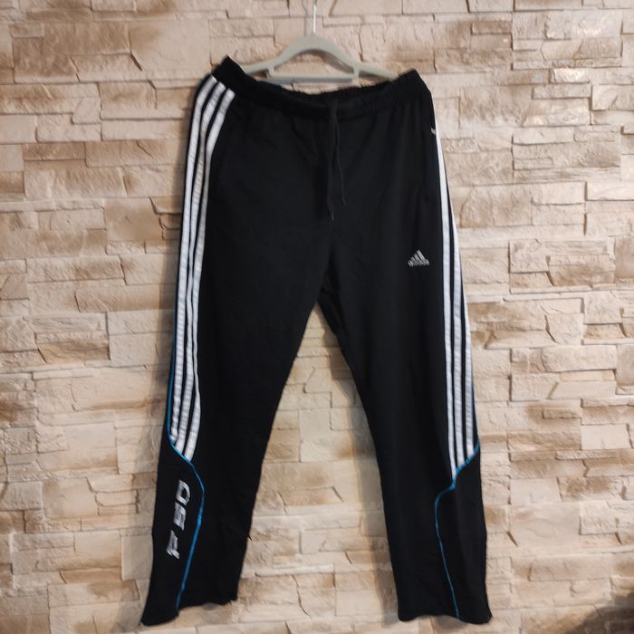 Spodnie dresowe Adidas.
