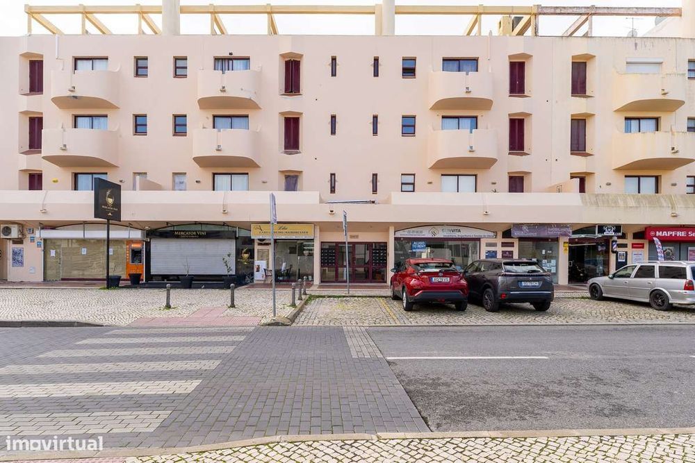 Apartamento T2 em Santa Eulália, com rooftop privativo e vista mar.