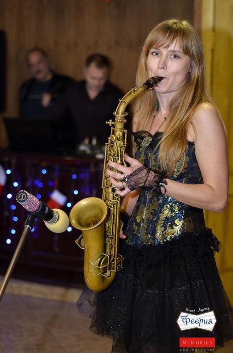 Саксофоністка на ваше свято