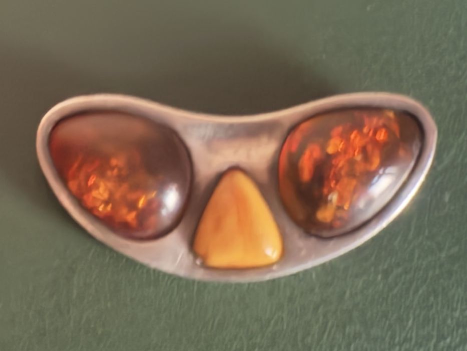 Srebrna broszka z bursztynami