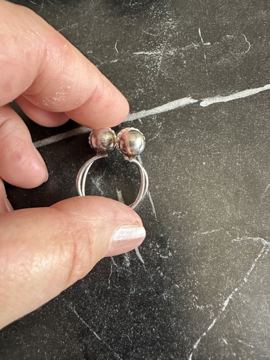 Srebrny pierścionek kulki