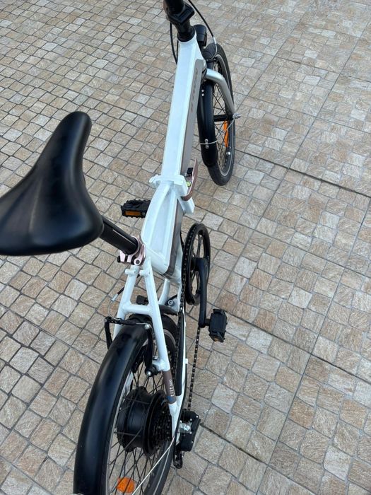Bicicleta eléctrica nova com bateria danificada