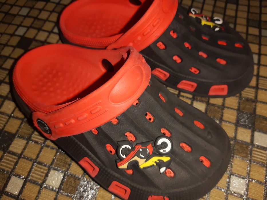 Туфлі, кросівки, кеди, крокси