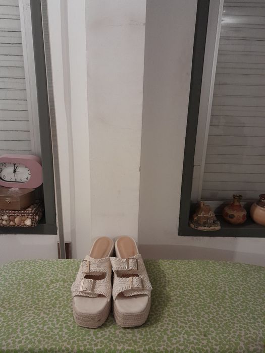 Vendo Chinelos de Senhora muito bonitos como novos